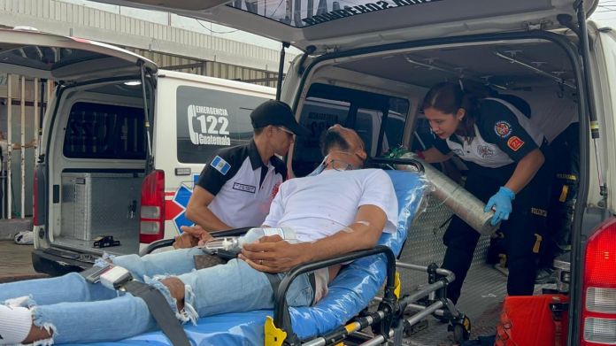 Personas con síntomas de intoxicación en zona 18. Foto La Hora: CVB.