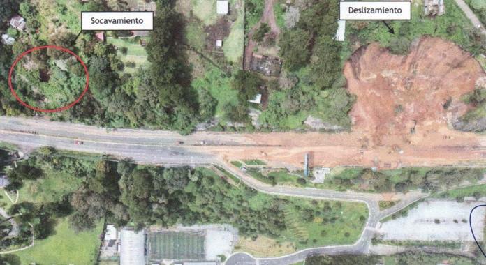 Foto aérea que muestra que el deslizamiento del 6 de octubre está muy cerca al socavamiento detectado. Foto: Conred. 
