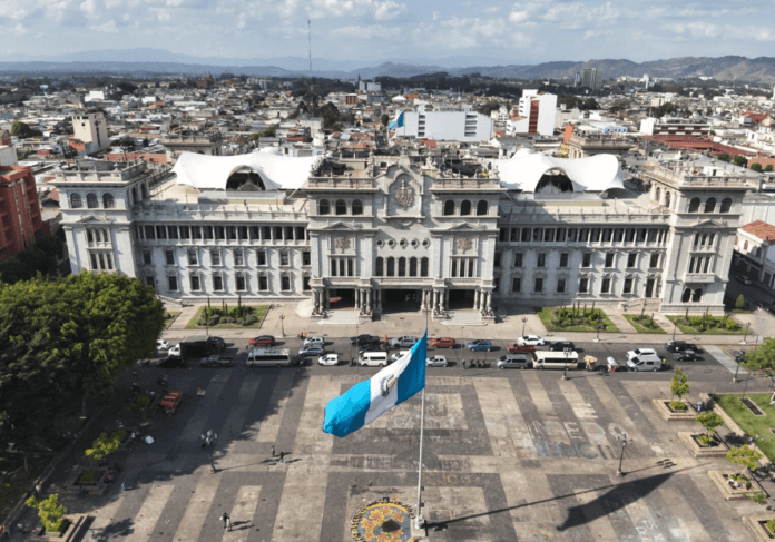 Hacia al grado de inversión Fitch Ratings mejora calificación crediticia de Guatemala de BB a BB+ estable