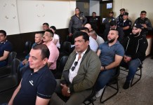 Haroldo Mendoza Matta, con lentes sostenidos en la camisa, junto a los otros 10 acusados, el pasado 4 de julio. Foto La Hora.
