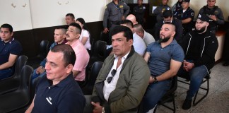 Haroldo Mendoza Matta, con lentes sostenidos en la camisa, junto a los otros 10 acusados, el pasado 4 de julio. Foto La Hora.