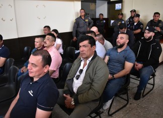 Haroldo Mendoza Matta, con lentes sostenidos en la camisa, junto a los otros 10 acusados, el pasado 4 de julio. Foto La Hora.