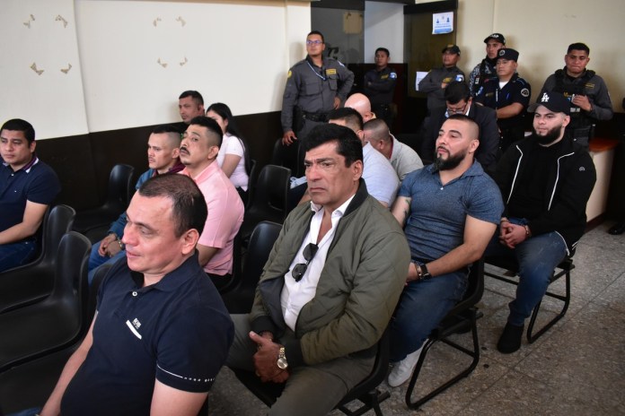 Haroldo Mendoza Matta, con lentes sostenidos en la camisa, junto a los otros 10 acusados, el pasado 4 de julio. Foto La Hora.