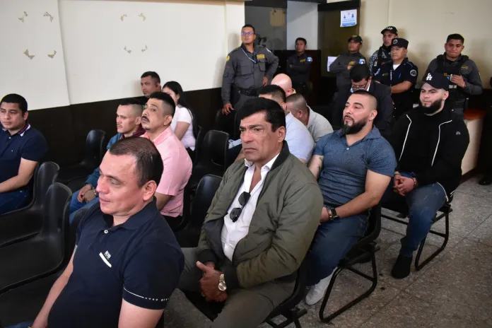 Haroldo Mendoza Matta Haroldo Mendoza Matta, con lentes sostenidos en la camisa, junto a los otros 10 acusados, el pasado 4 de julio. Foto La Hora.
