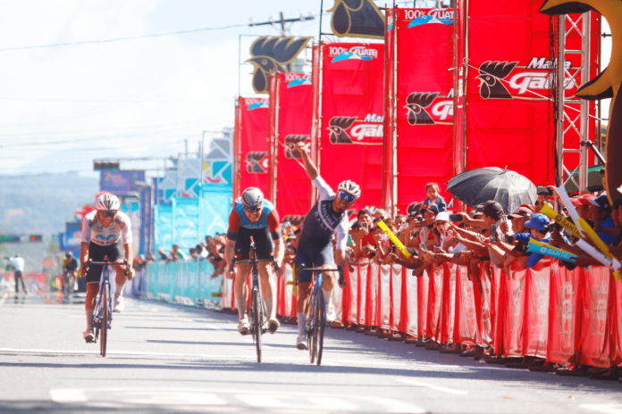 El panameño Bolívar Espinoza lidera en esta primera etapa la 64 Vuelta Ciclística a Guatemala. Foto: Federación de Ciclismo de Guatemala.