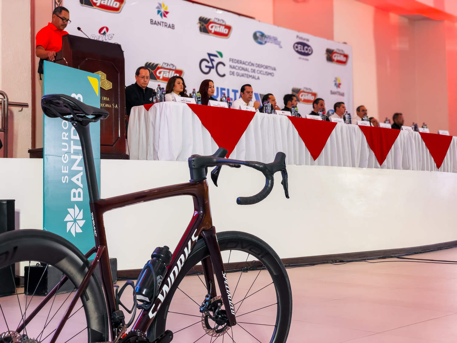 Representantes de organizadores y patrocinadores de la Vuelta Ciclística a Guatemala. Foto: La Hora/ Víctor García.