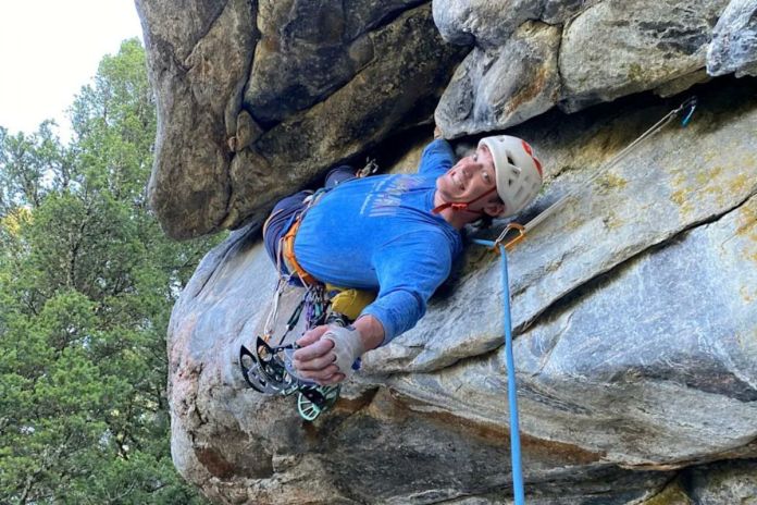 Influencer Balin Miller escalando una montaña. Foto La Hora: Redes Sociales
