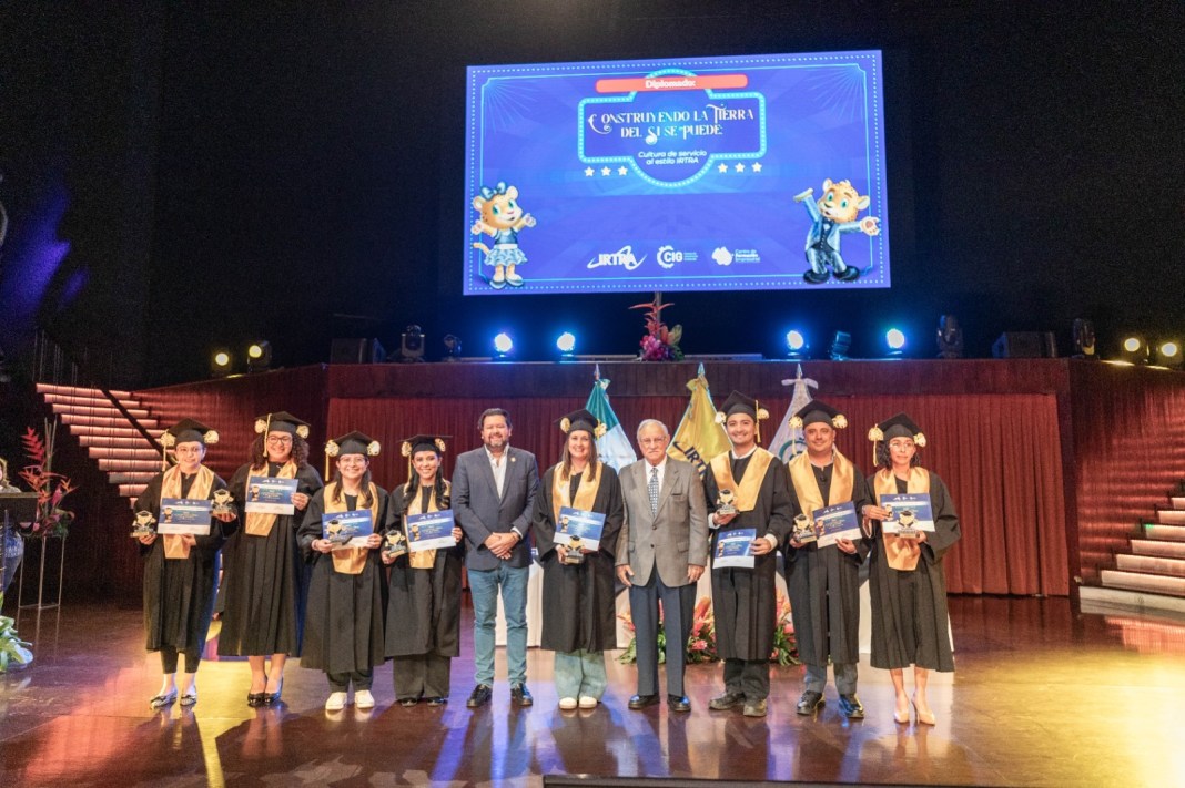 Representantes de IRTRA y CIG en la clausura del diplomado. Foto Cortesía IRTRA.