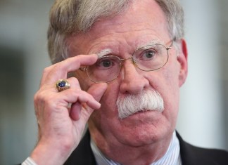 John Bolton, quien fue asesor de Donald Trump, enfrenta cargos por manejo de documentos clasificados.