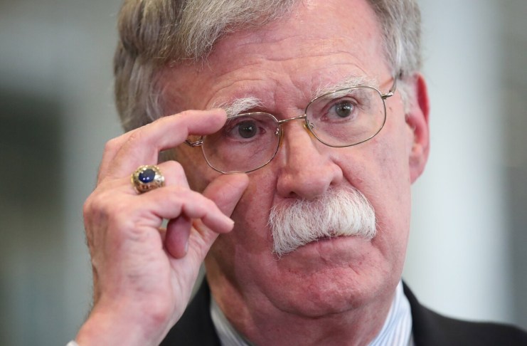 John Bolton, quien fue asesor de Donald Trump, enfrenta cargos por manejo de documentos clasificados.