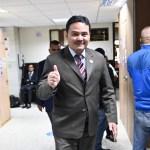 El sancionado juez Fredy Orellana levanta el pulgar al ser fotografiado a su salida del Juzgado Séptimo Penal A. Foto La Hora: Fabricio Alonzo.