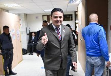 El sancionado juez Fredy Orellana levanta el pulgar al ser fotografiado a su salida del Juzgado Séptimo Penal A. Foto La Hora: Fabricio Alonzo.