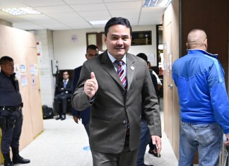 El sancionado juez Fredy Orellana levanta el pulgar al ser fotografiado a su salida del Juzgado Séptimo Penal A. Foto La Hora: Fabricio Alonzo.