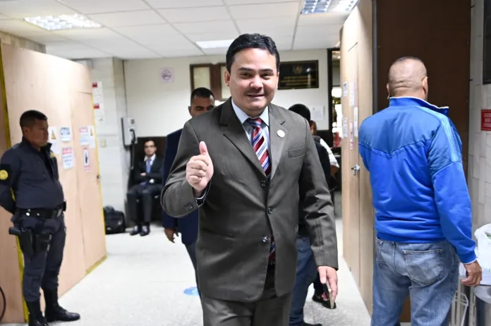 Juez Fredy Orellana El sancionado juez Fredy Orellana levanta el pulgar al ser fotografiado a su salida del Juzgado Séptimo Penal A. Foto La Hora: Fabricio Alonzo.