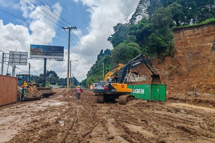 Labores de limpieza en el km 24 de CAES. Foto La Hora: Covial