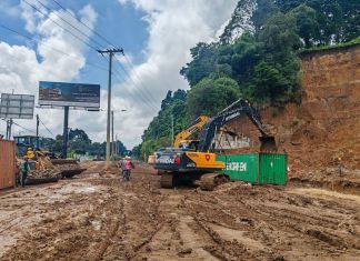 Labores de limpieza en el km 24 de CAES. Foto La Hora: Covial