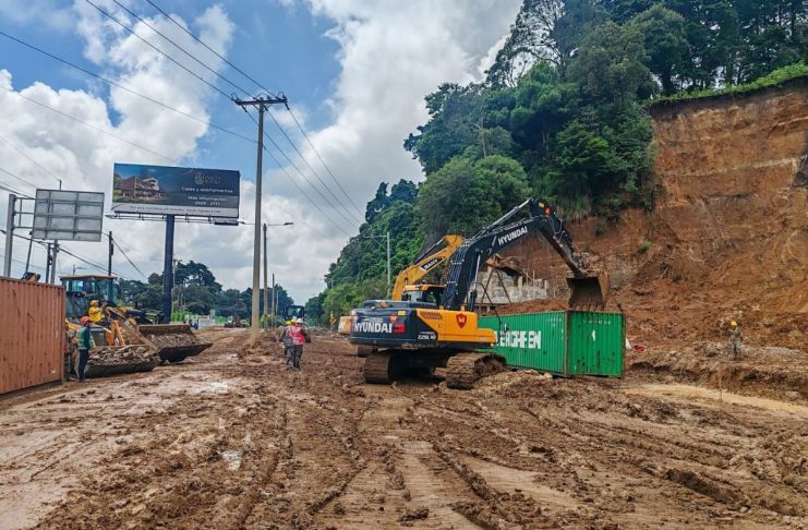 Labores de limpieza en el km 24 de CAES. Foto La Hora: Covial
