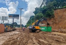 CIV confirma este lunes labores de limpieza por los últimos deslizamientos en el km 24 de la CAES Labores de limpieza en el km 24 de CAES. Foto La Hora: Covial