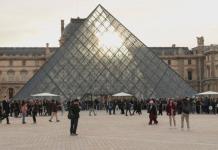 Filas de visitantes ante el Museo del Louvre este 22 de octubre. Foto: La Hora: EFE/ Edgar Sapiña Manchado.