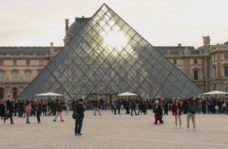 Filas de visitantes ante el Museo del Louvre este 22 de octubre. Foto: La Hora: EFE/ Edgar Sapiña Manchado.