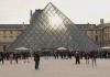 Filas de visitantes ante el Museo del Louvre este 22 de octubre. Foto: La Hora: EFE/ Edgar Sapiña Manchado.