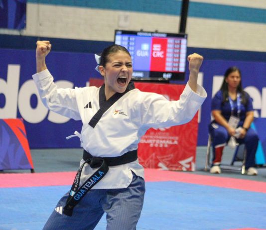 María Alejandra Higueros, abanderada de la delegación de Guatemala. Foto: La Hora/Carlos Vicente.