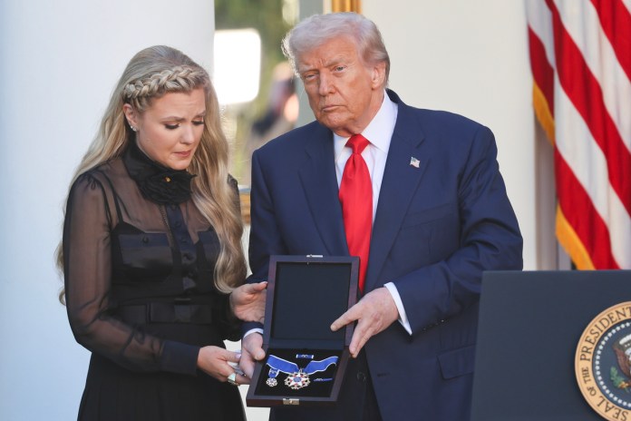 Trump entrega medalla póstuma a Charlie Kirk en la Casa Blanca.