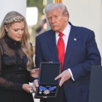 Trump entrega medalla póstuma a Charlie Kirk en la Casa Blanca.