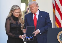Trump entrega medalla póstuma a Charlie Kirk en la Casa Blanca.