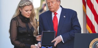 Trump entrega medalla póstuma a Charlie Kirk en la Casa Blanca.