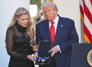 Trump entrega medalla póstuma a Charlie Kirk en la Casa Blanca.