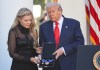 Trump entrega medalla póstuma a Charlie Kirk en la Casa Blanca.