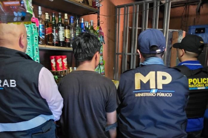Rescatan a menor que laboraba en licorería durante inspección del Mintrab en Villa Nueva.