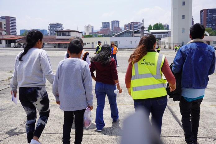 Recepción de niños, niñas y adolescentes (NNA) migrantes procedentes de EE. UU. y México. Foto La Hora: Instituto Guatemalteco de Migración