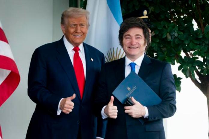 El presidente de EE.UU., Donald Trump (i), junto al presidente argentino, Javier Milei, en la Casa Blanca en Washington, DC, EE.UU., en una fotografía del 14 de octubre de 2025. Foto: La Hora: EFE