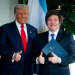 El presidente de EE.UU., Donald Trump (i), junto al presidente argentino, Javier Milei, en la Casa Blanca en Washington, DC, EE.UU., en una fotografía del 14 de octubre de 2025. Foto: La Hora: EFE