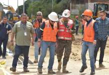 Ministro del CIV en el derrumbe del kilómetro 24 de Carretera a El Salvador. Foto La Hora: José Orozco