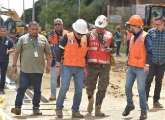 Ministro del CIV en el derrumbe del kilómetro 24 de Carretera a El Salvador. Foto La Hora: José Orozco