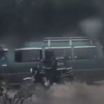 Microbús ayuda a motorista para evitar que sea arrastrado. Foto La Hora: Captura de pantalla