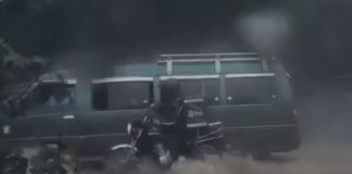 Microbús ayuda a motorista para evitar que sea arrastrado. Foto La Hora: Captura de pantalla