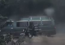 Video: Microbús ayuda a motorista para evitar que sea arrastrado por correntada Microbús ayuda a motorista para evitar que sea arrastrado. Foto La Hora: Captura de pantalla