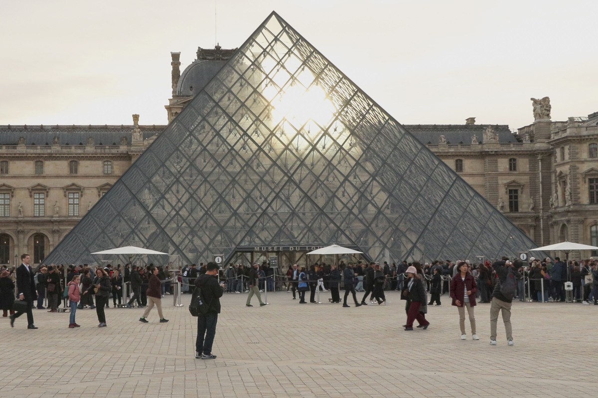 Detienen a dos sospechosos vinculados al millonario robo de joyas del Louvre en Francia
