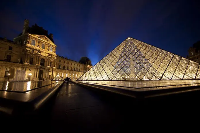 Un atraco en el Louvre, sin heridos, lleva al cierre del museo durante todo el día El Louvre cerró este domingo tras un atraco sin heridos, informó la ministra Rachida Dati.