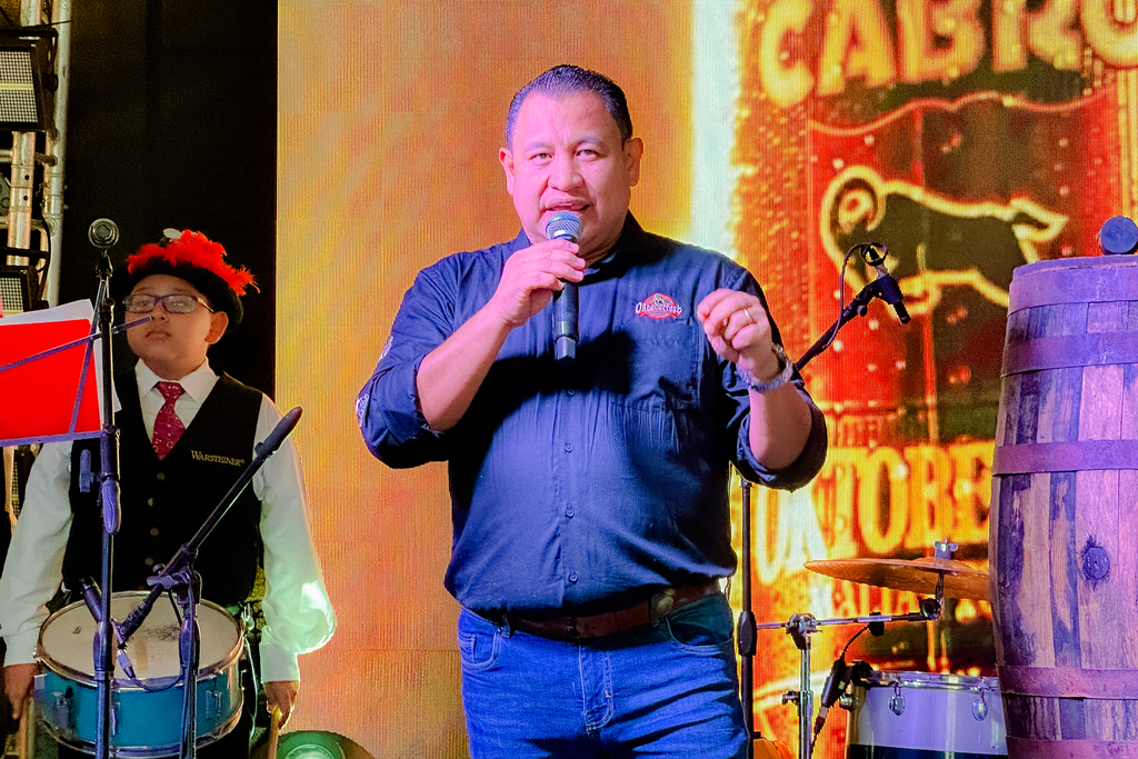 Esvin Calán, gerente de trade marketing en Cervecería Centro Americana, en Oktoberfest 2025 Ciudad Cayalá. Foto: Cortesía Cervecería Centro Americana.