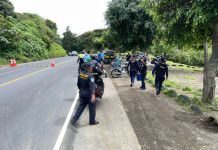 En un operativo por carreras clandestinas, 12 multas fueron impuestas y dos motocicletas consignadas. Foto La Hora: PNC