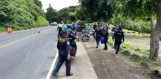 En un operativo por carreras clandestinas, 12 multas fueron impuestas y dos motocicletas consignadas. Foto La Hora: PNC