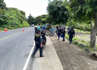 En un operativo por carreras clandestinas, 12 multas fueron impuestas y dos motocicletas consignadas. Foto La Hora: PNC