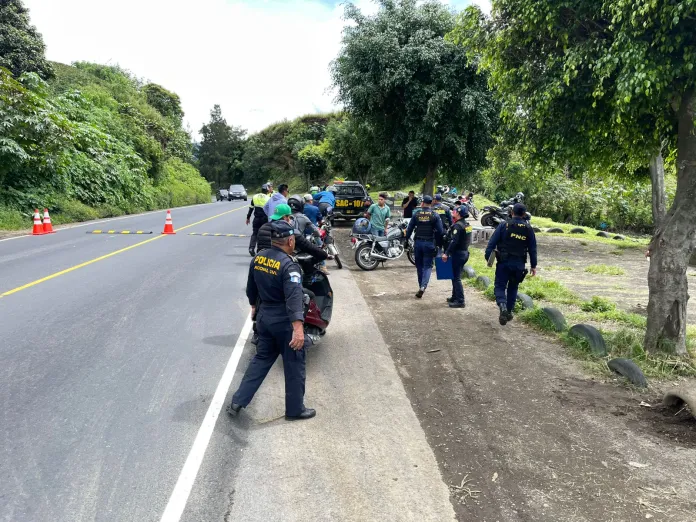 Operativo contra carreras clandestinas En un operativo por carreras clandestinas, 12 multas fueron impuestas y dos motocicletas consignadas. Foto La Hora: PNC