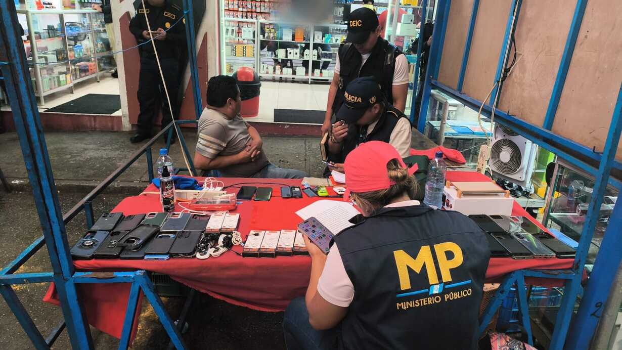 Autoridades decomisan 630 teléfonos, 16 con reporte de robo, durante allanamientos en mercados de la capital