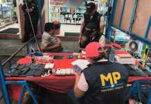 La PNC y el MP durante los allanamientos en mercados. Foto La Hora: PNC
